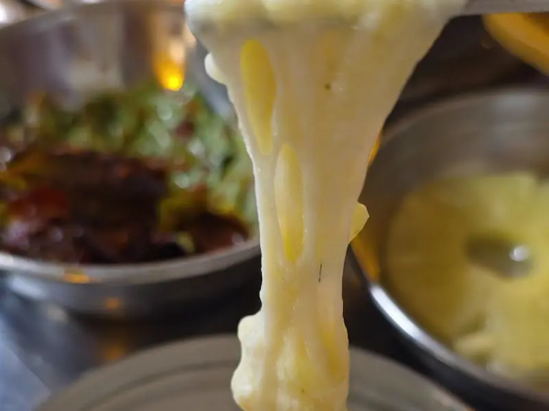 녹아내리는 치즈의 모습. 쫄깃한 가리비와 고소한 치즈의 조합은 환상적이다.