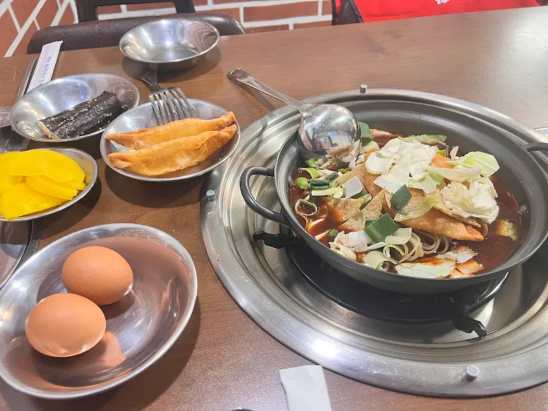 테이블 가득 차려진 떡볶이와 사이드 메뉴