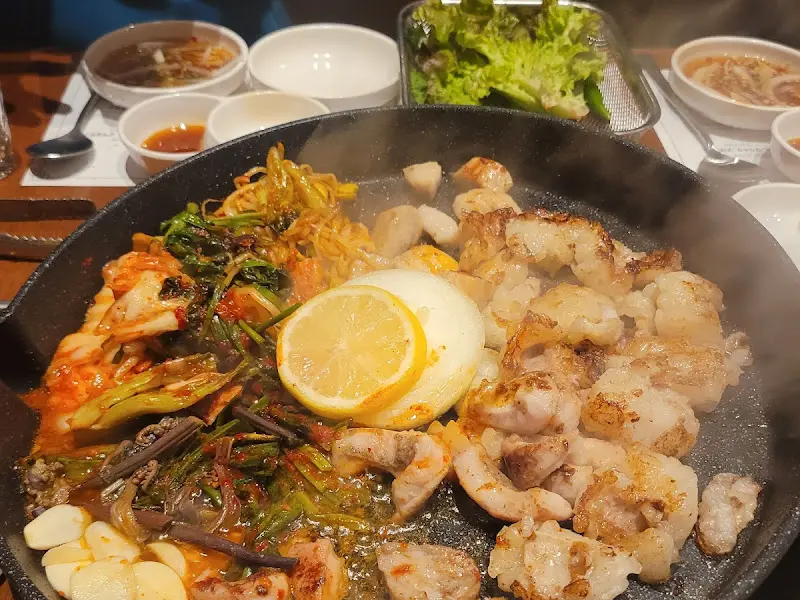 불판 위에서 맛있게 익어가는 고기