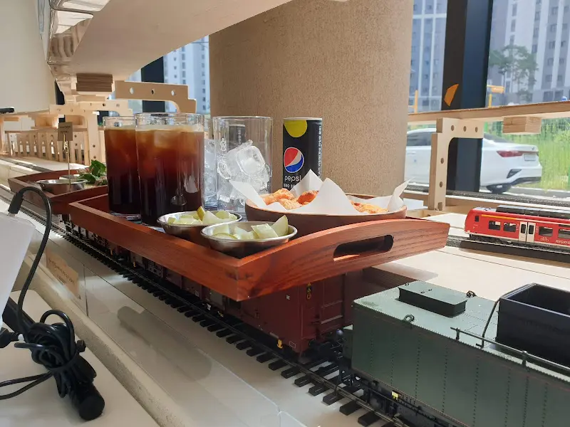 기차에 실려 배달되는 음식들