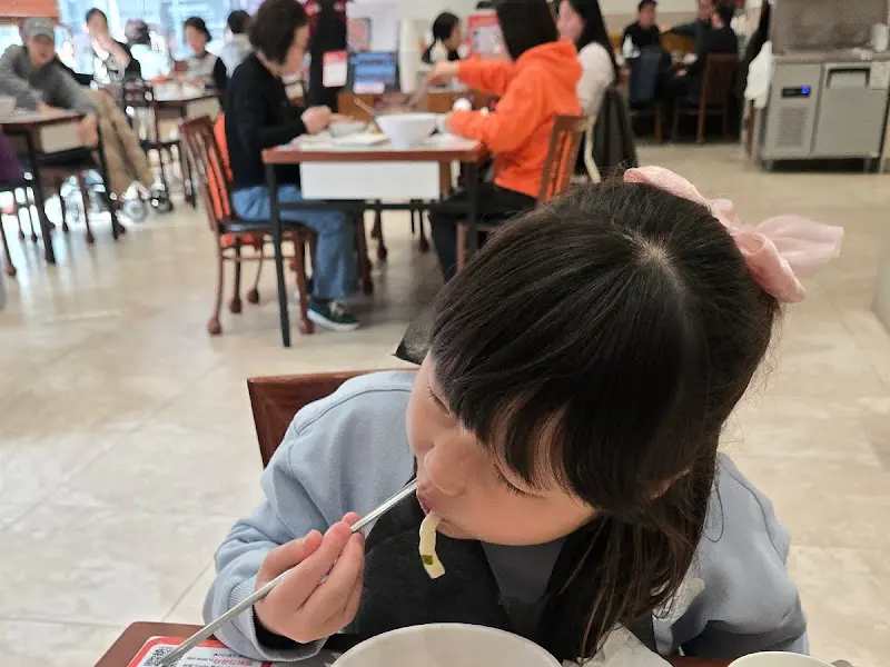 칼국수를 먹고 있는 아이