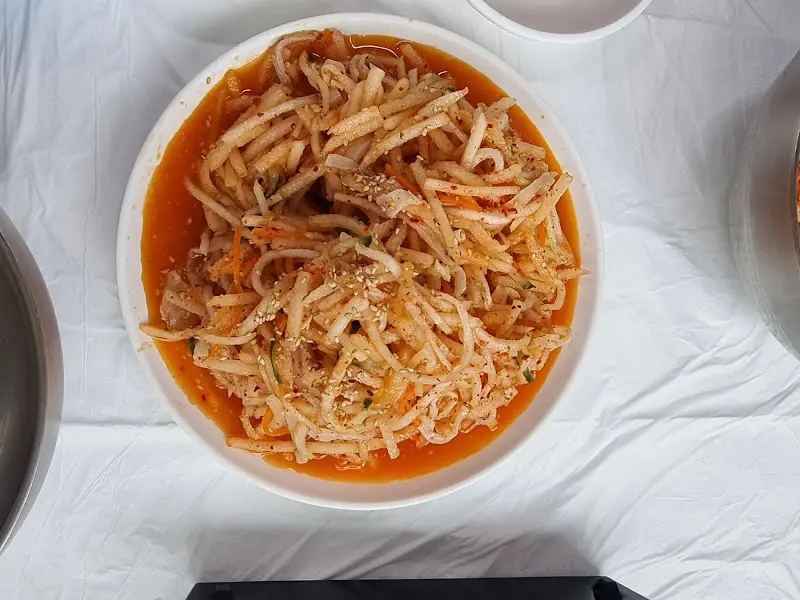 독특한 비주얼의 오징어 물회