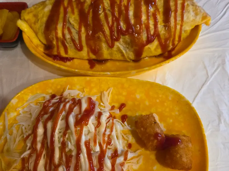 케첩이 듬뿍 뿌려진 오므라이스