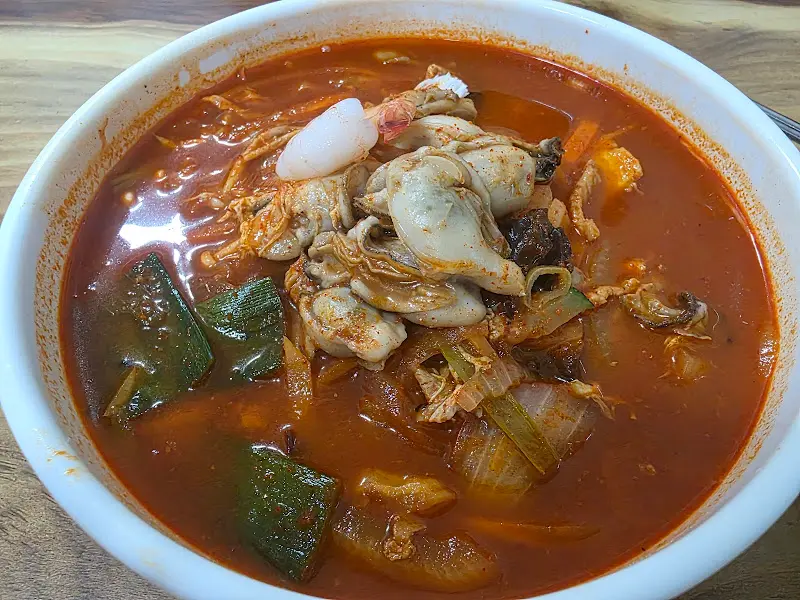 굴이 듬뿍 들어간 굴짬뽕
