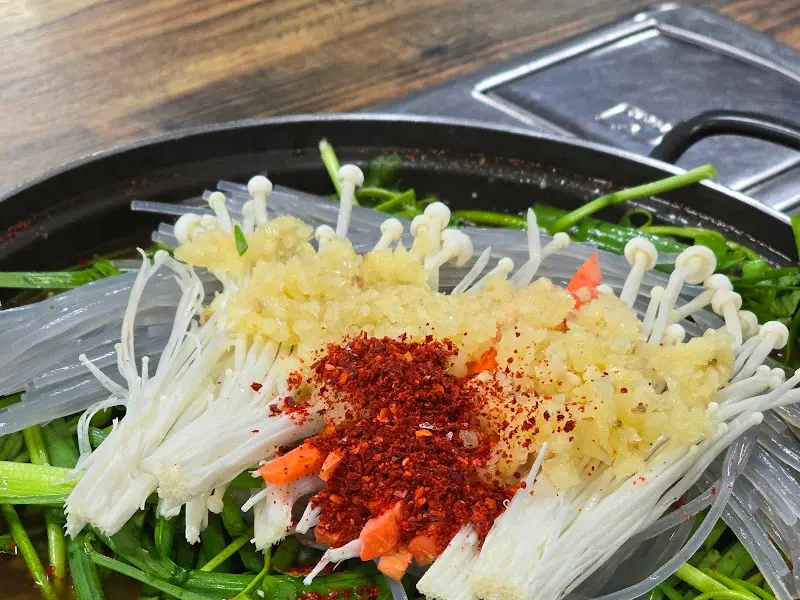 곱창전골 속 재료들의 조화