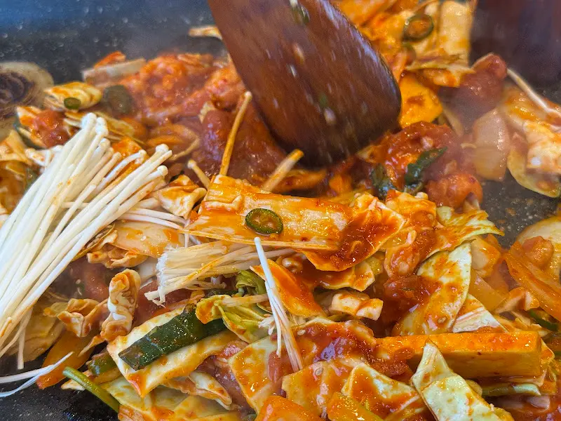 매콤한 양념이 침샘을 자극하는 오리 주물럭