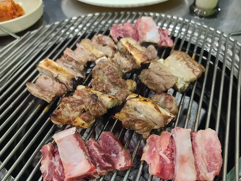 노릇하게 구워진 갈비 소금구이