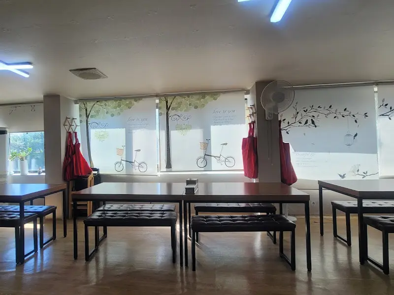 넓고 깔끔한 식당 내부