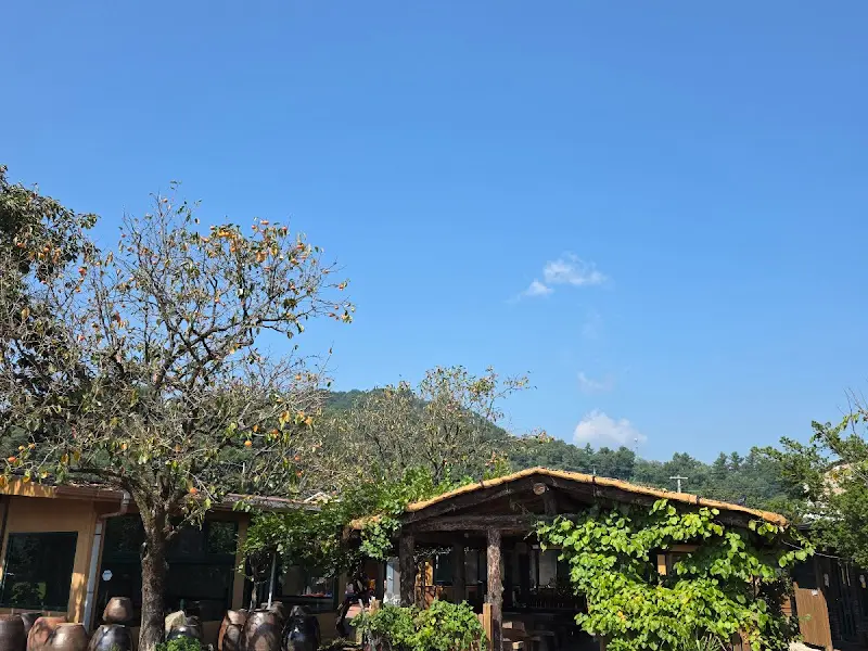 푸른 하늘과 어우러진 식당 전경