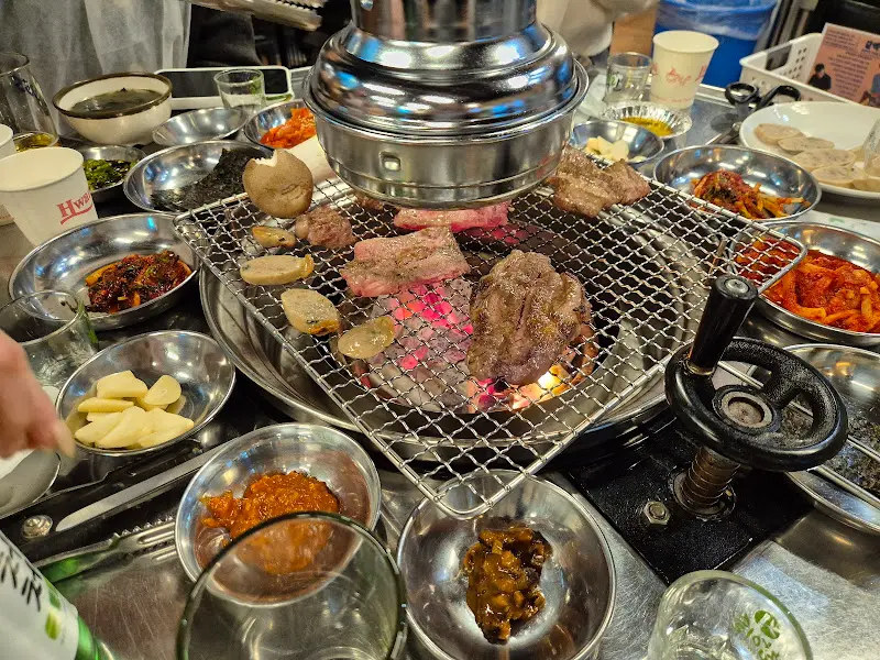 숯불 위에 구워지는 고기