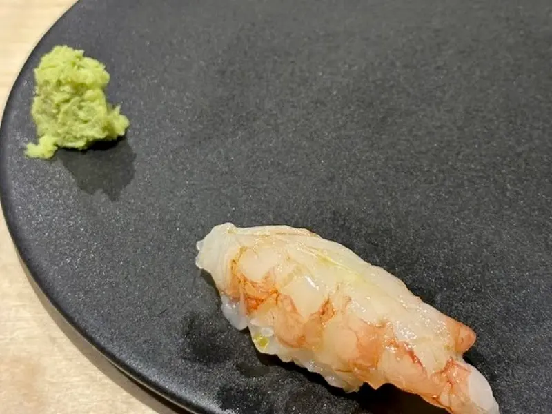 깔끔한 플레이팅이 돋보이는 스시