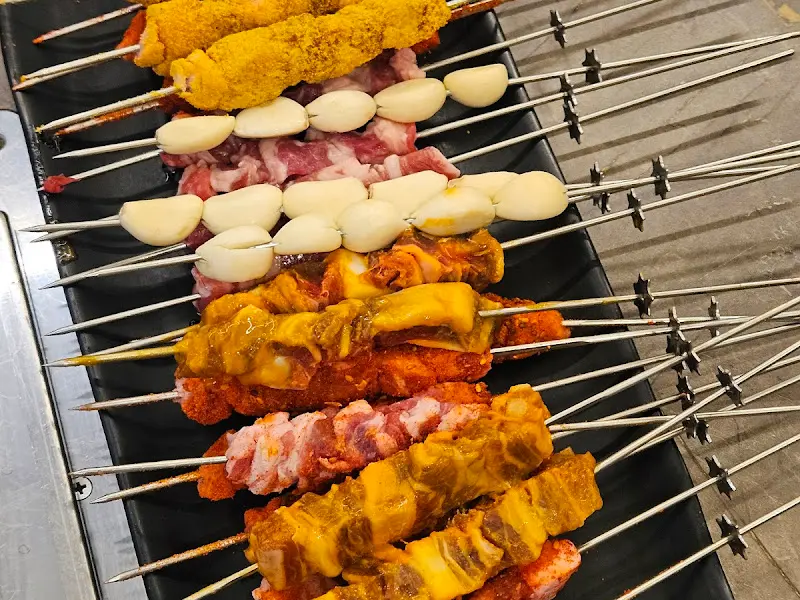 다양한 종류의 꼬치들이 나란히 놓여있는 모습