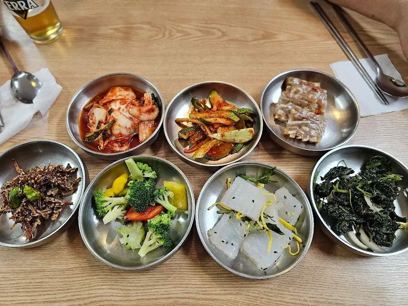 정갈하게 차려진 밑반찬