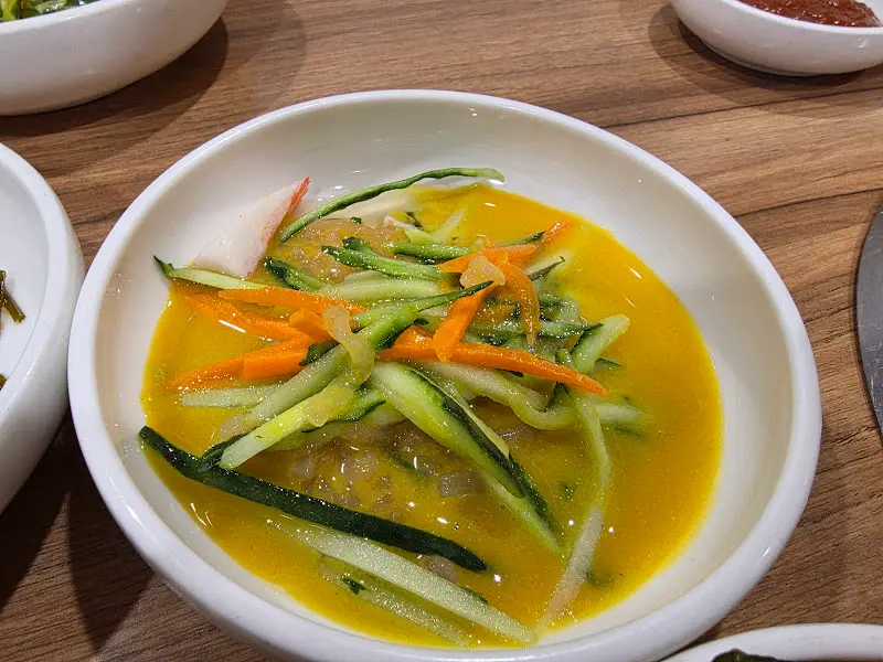 새콤달콤한 겨자 소스 샐러드