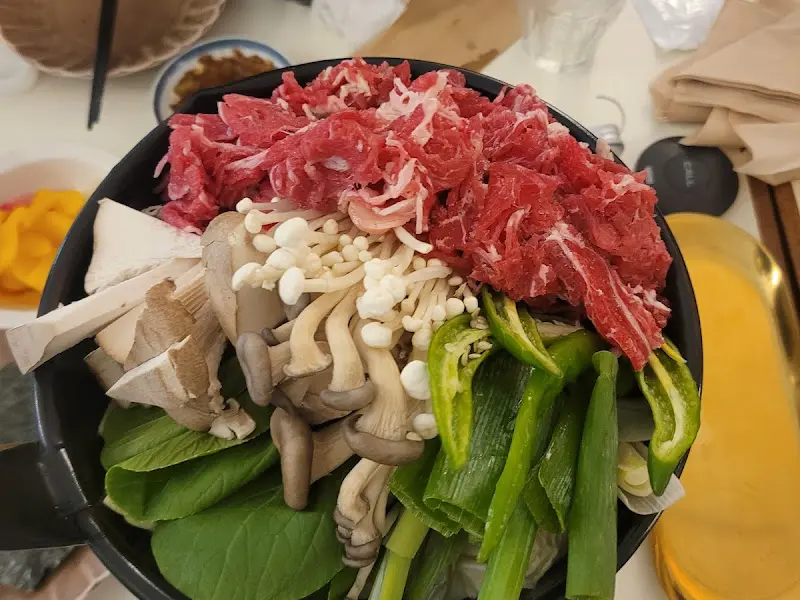 참치와 환상적인 조합을 자랑하는 신선한 채소들