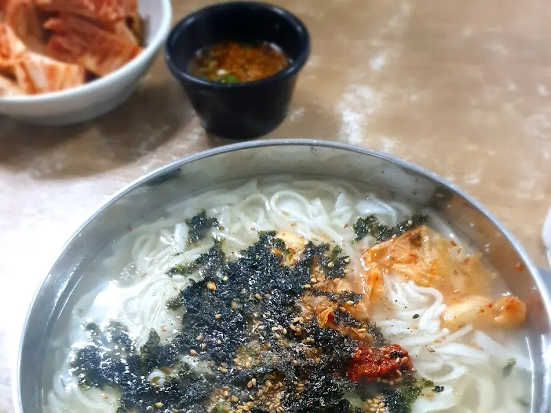 칼국수와 김치의 환상적인 조합