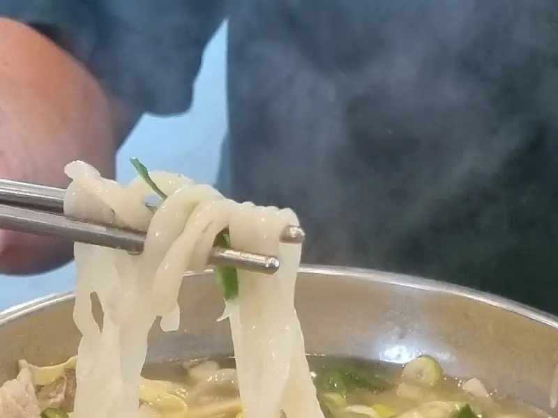 젓가락으로 면을 들어올린 모습