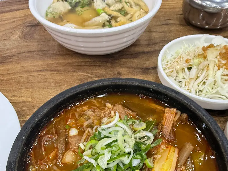 뚝배기 안에서 보글보글 끓는 육개장
