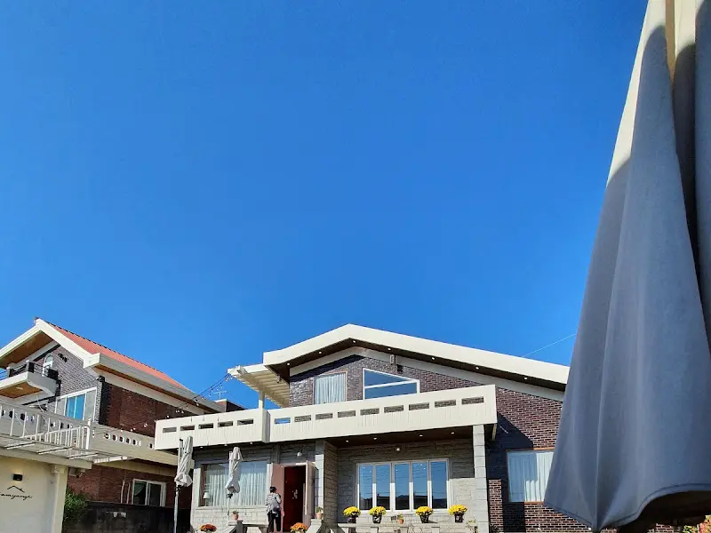 카페 외부의 푸른 하늘