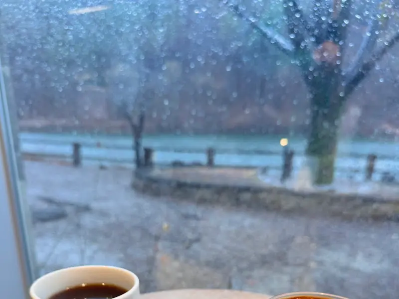 창밖 풍경과 함께 놓인 커피