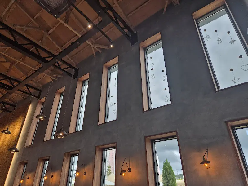 카페 내부 창가 좌석