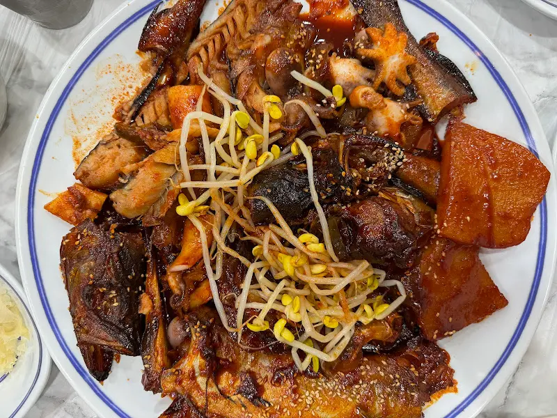 매콤한 양념에 윤기가 흐르는 코다리찜의 먹음직스러운 모습