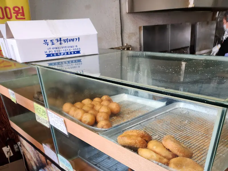 진열대 안 찹쌀 도너츠와 꽈배기