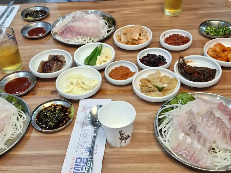 푸짐한 회+돔백반 한 상차림