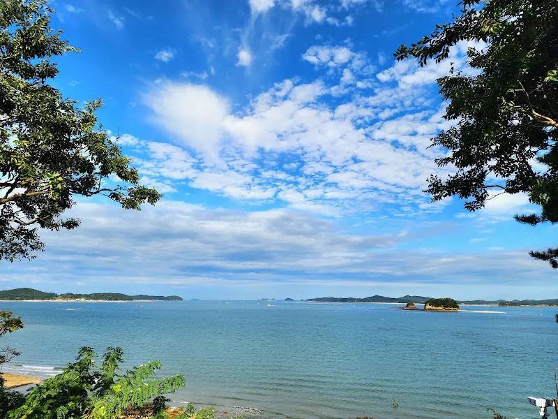 카페에서 바라본 탁 트인 바다