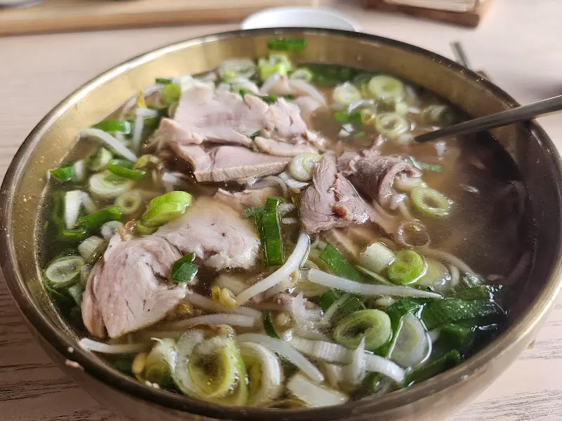 돼지고기 수육이 듬뿍 들어간 돼지곰탕