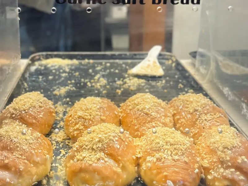 진열된 마늘 소금빵