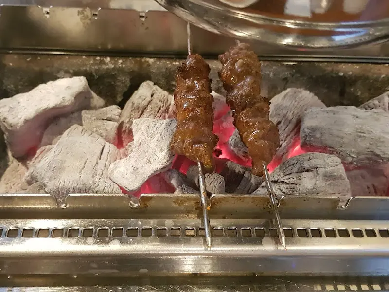 숯불에 구워지는 양꼬치