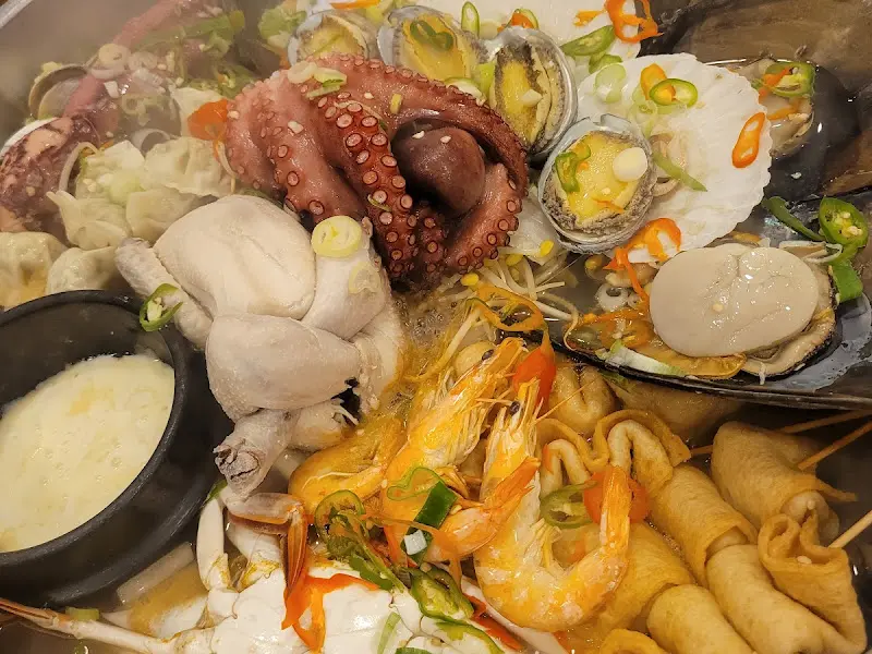 해산물 가득한 조개전골