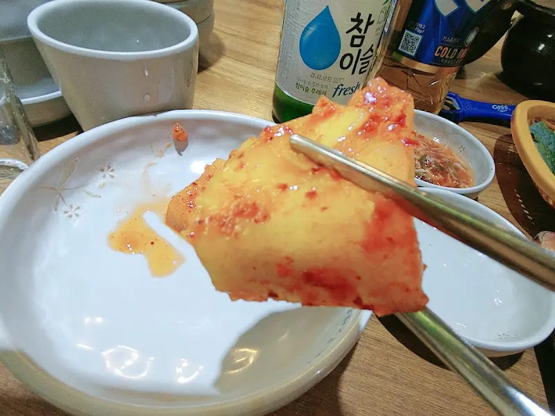 젓가락으로 집어 올린 큼지막한 깍두기