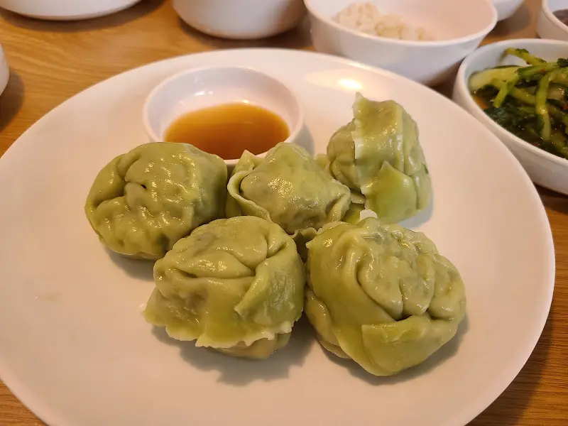 윤기가 자르르 흐르는 만두