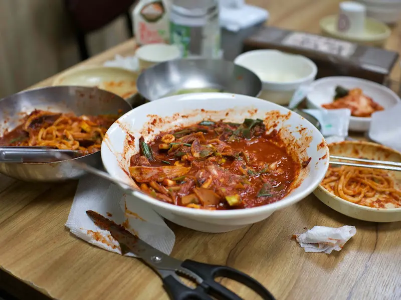 칼국수 사리를 비벼 먹는 모습