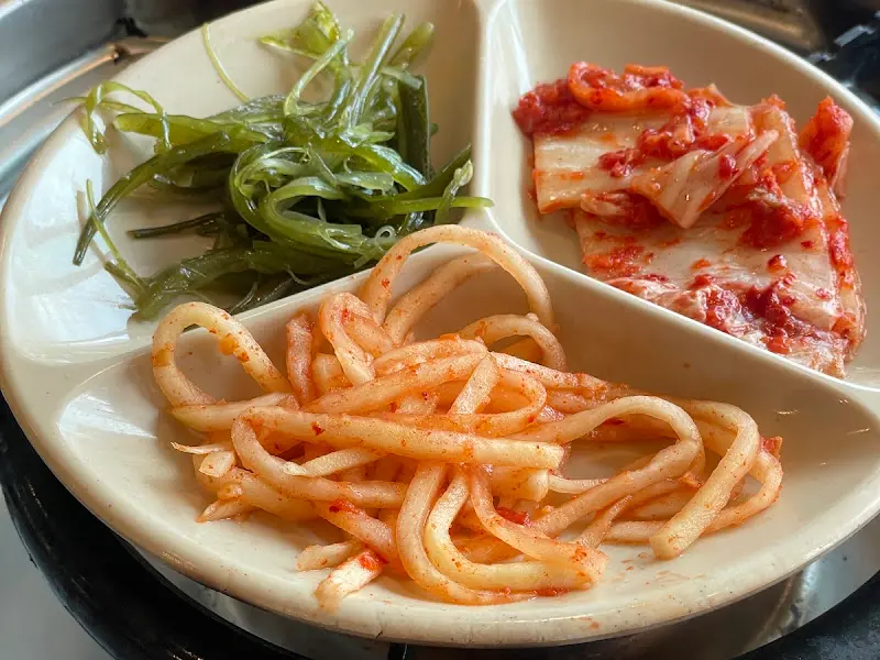 3가지 밑반찬이 담겨 있는 접시