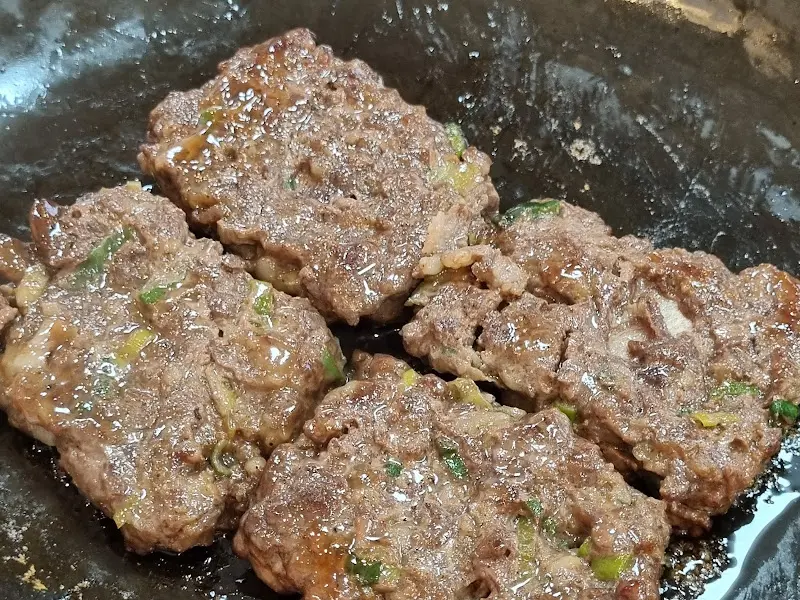 돌판 위에 올려진 떡갈비