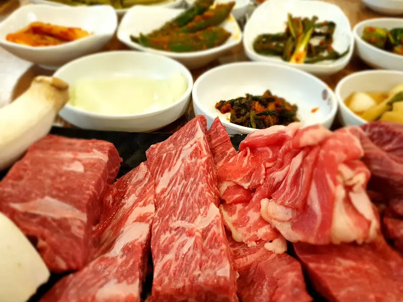 프라임소야 숯불소고기 성남본점의 풍성한 한 상 차림