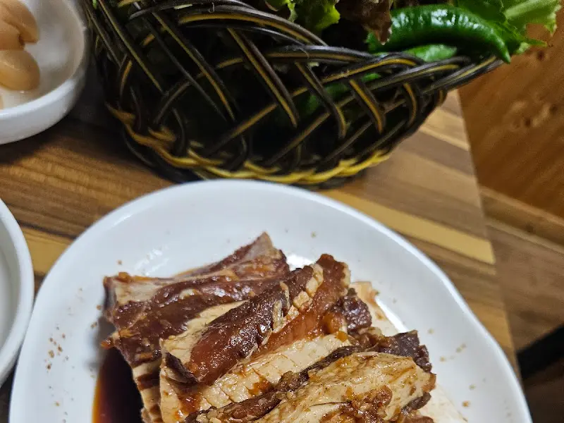 잘 구워진 왕갈비와 채소 바구니