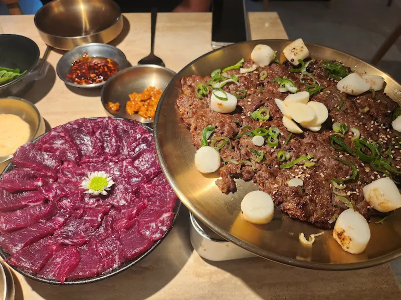 뭉티기와 닭갈비 세트