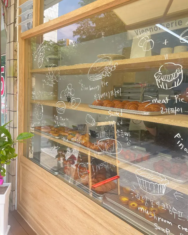 쇼케이스에 진열된 빵들