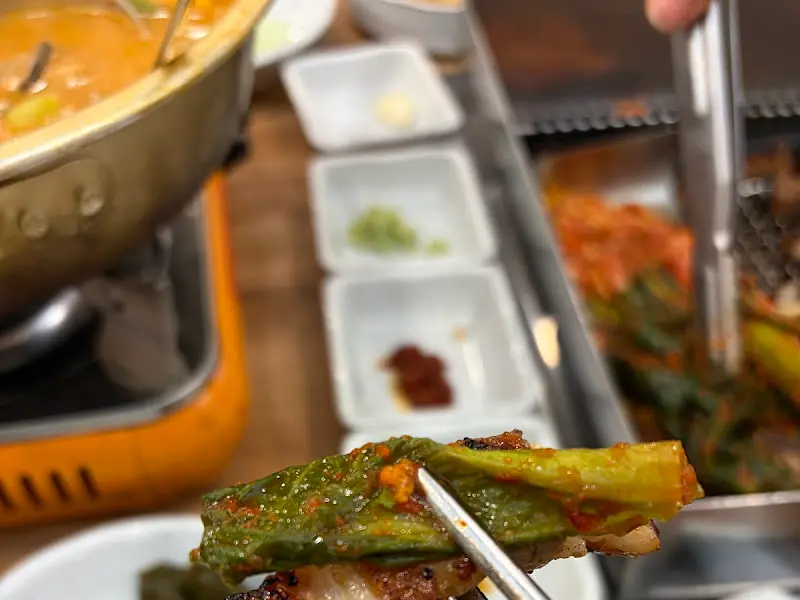 구운 갓김치와 삼겹살