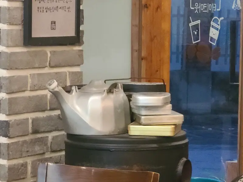 가게 내부 주전자와 쟁반