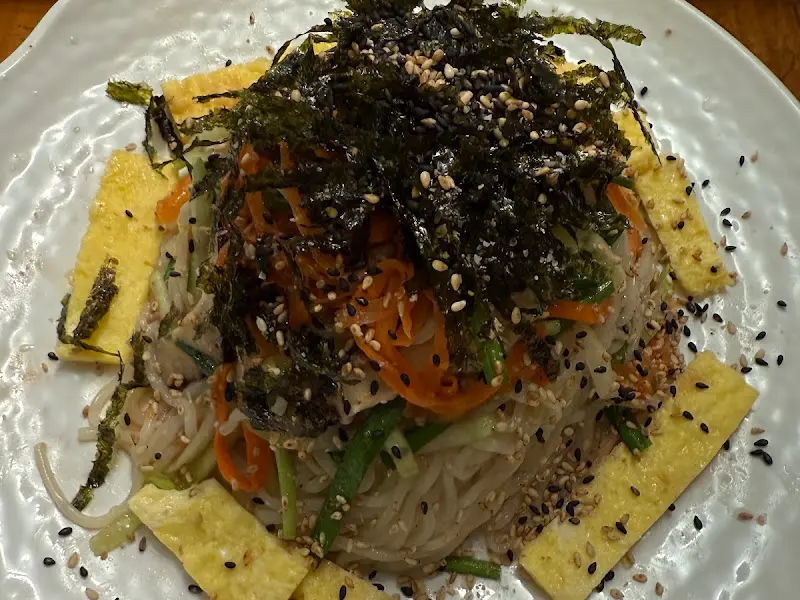 김가루가 듬뿍 뿌려진 비빔국수