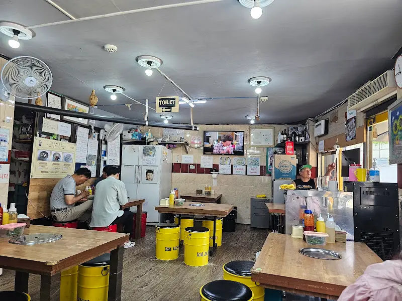 아저씨냉면 내부 전경