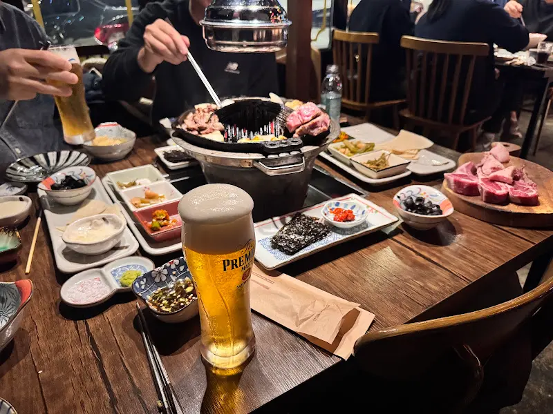 테이블 가득 차려진 음식