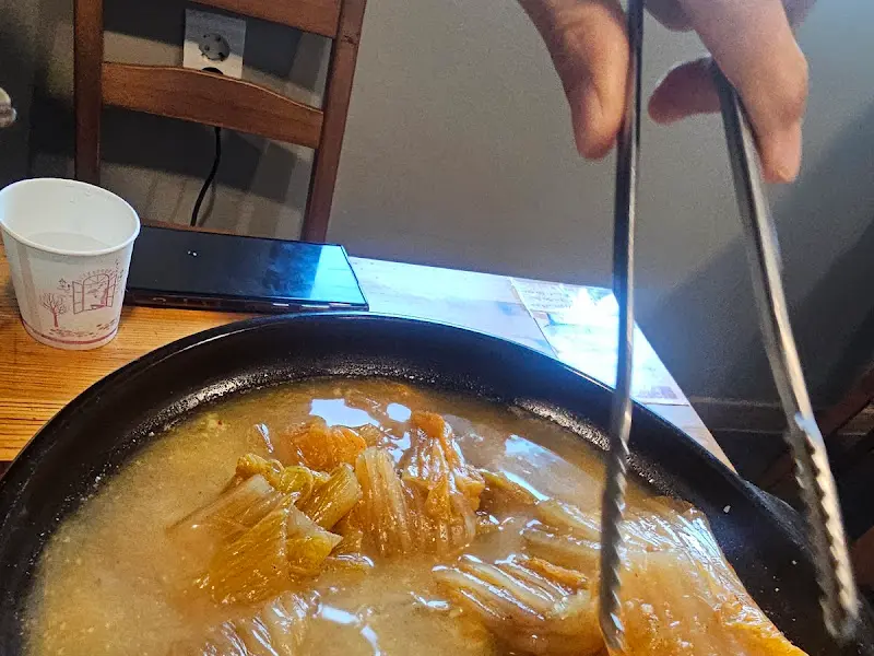 김치를 자르는 모습