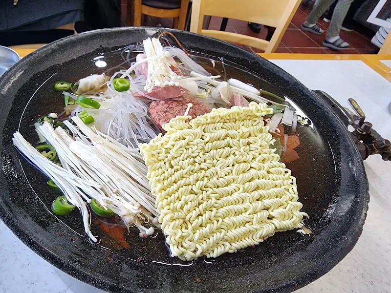 라면사리 투하!