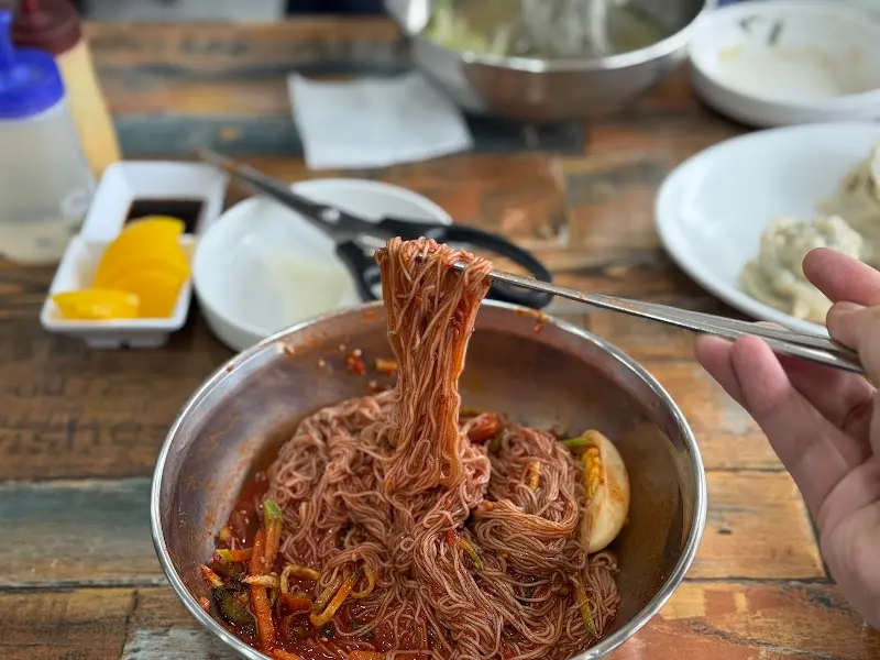 젓가락으로 면을 들어올리는 모습